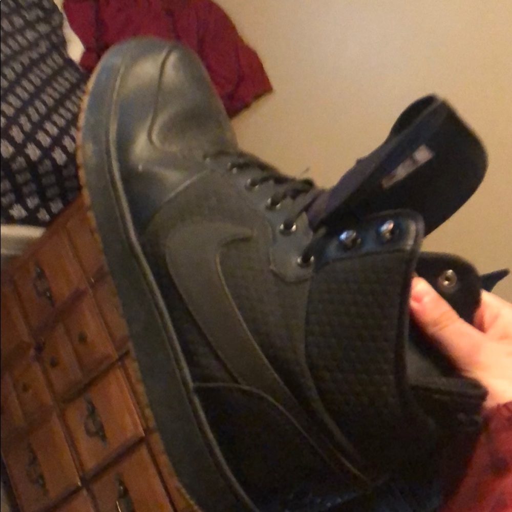 Nike shoes - Picture 1 of 3